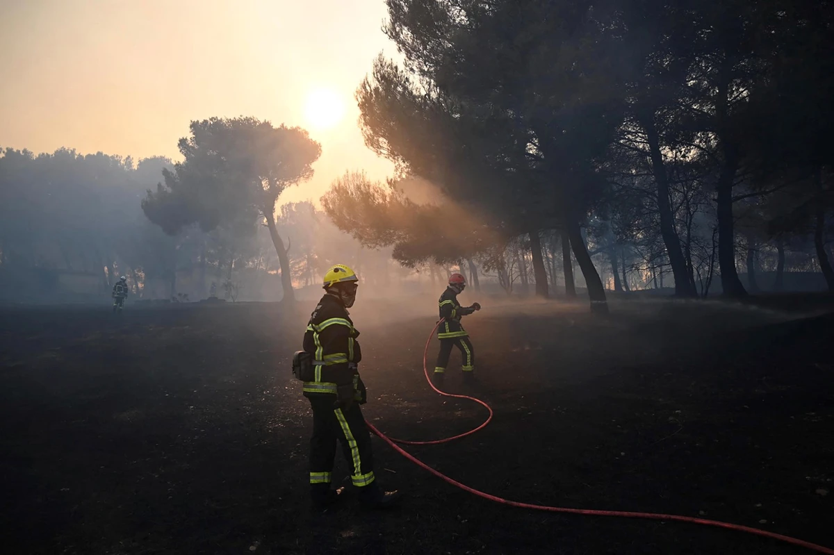 L'incendie de Martigues toujours pas maîtrisé mais «contenu», 1.000 pompiers engagés