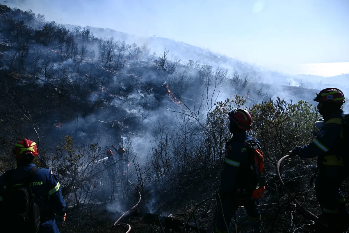 Grèce: des habitants et touristes évacués en Crète en raison d'un violent incendie
