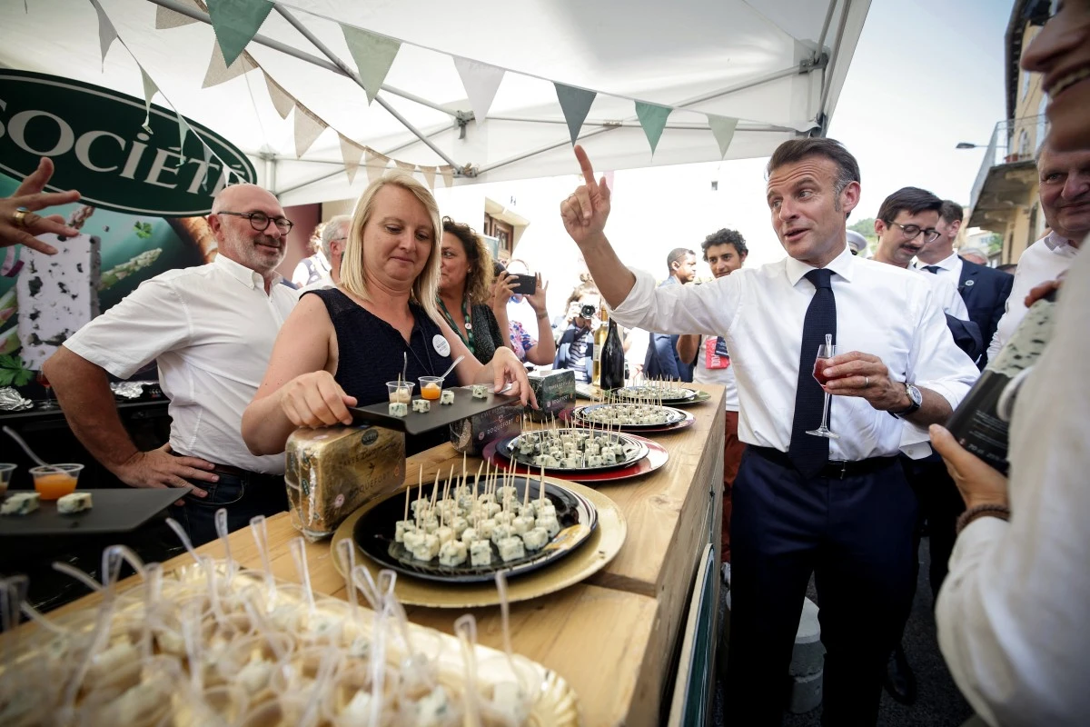 Le président Macron souhaite bonne fête au roquefort centenaire