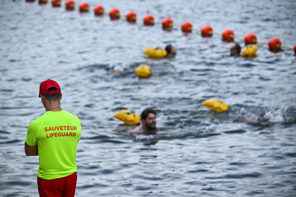 À Paris, les premières baignades dans la Seine se font sous étroite surveillance