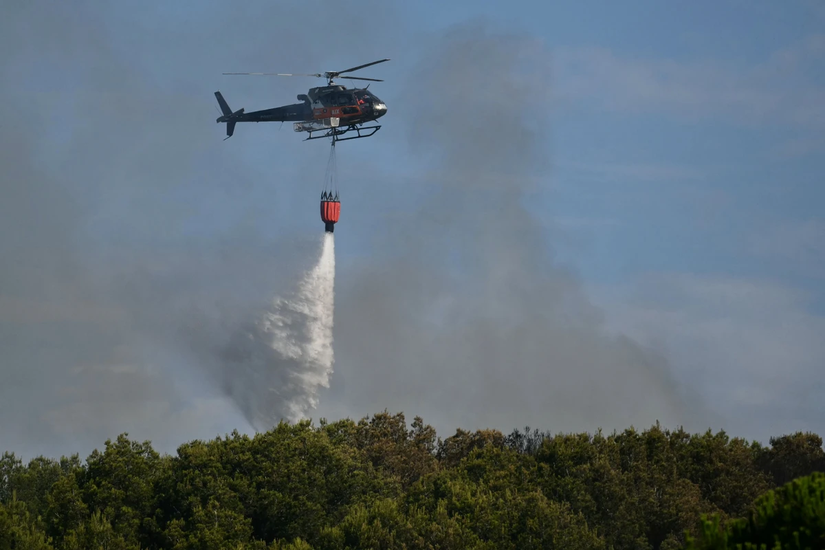 France: un important incendie près de Marseille fixé, 300 pompiers toujours engagés