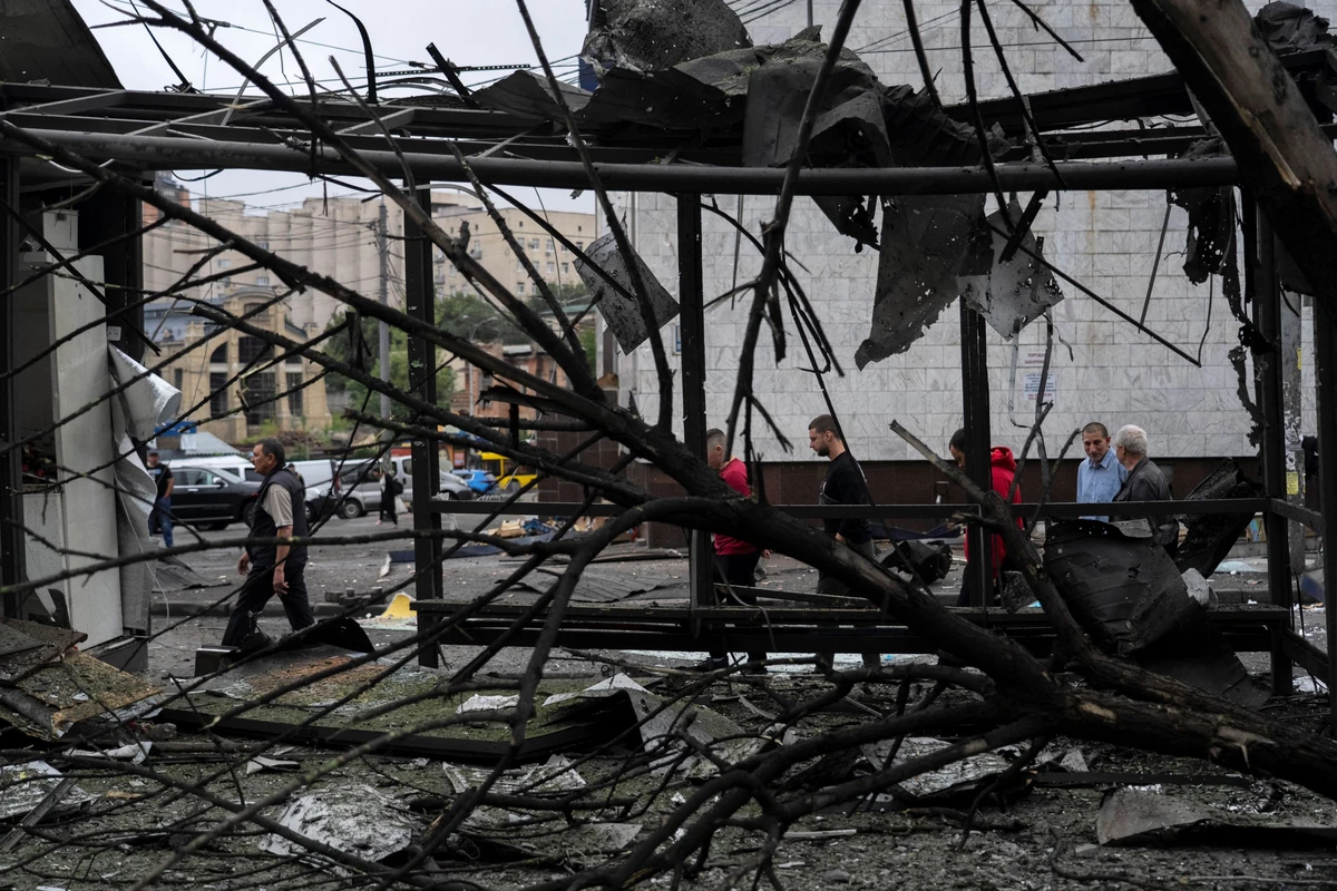 Ukraine: nouvelles frappes nocturnes russes, faisant au moins un mort à Kiev
