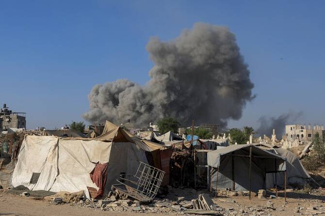 La Défense civile de la bande de Gaza a fait état d'au moins 42 personnes tuées dimanche par des frappes et tirs israéliens dans le territoire palestinien, au moment où l'armée israélienne se prépare à prendre d'assaut la ville de Gaza. (AFP)