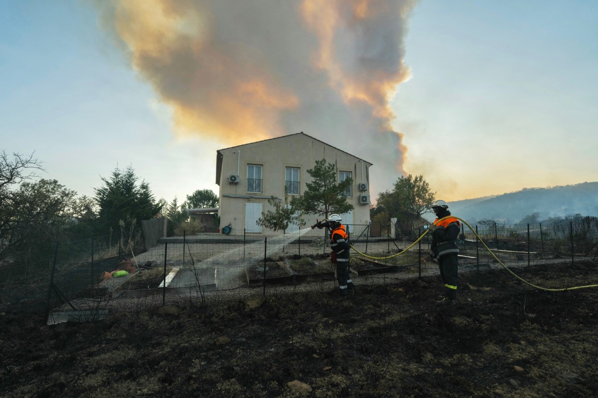 Incendie dans l'Aude: 10.000 hectares parcourus, un blessé grave, axe France-Espagne fermée
