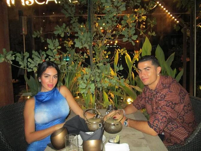 De Madrid à Riyad : l’histoire d’amour de Ronaldo et Georgina couronnée par des fiançailles