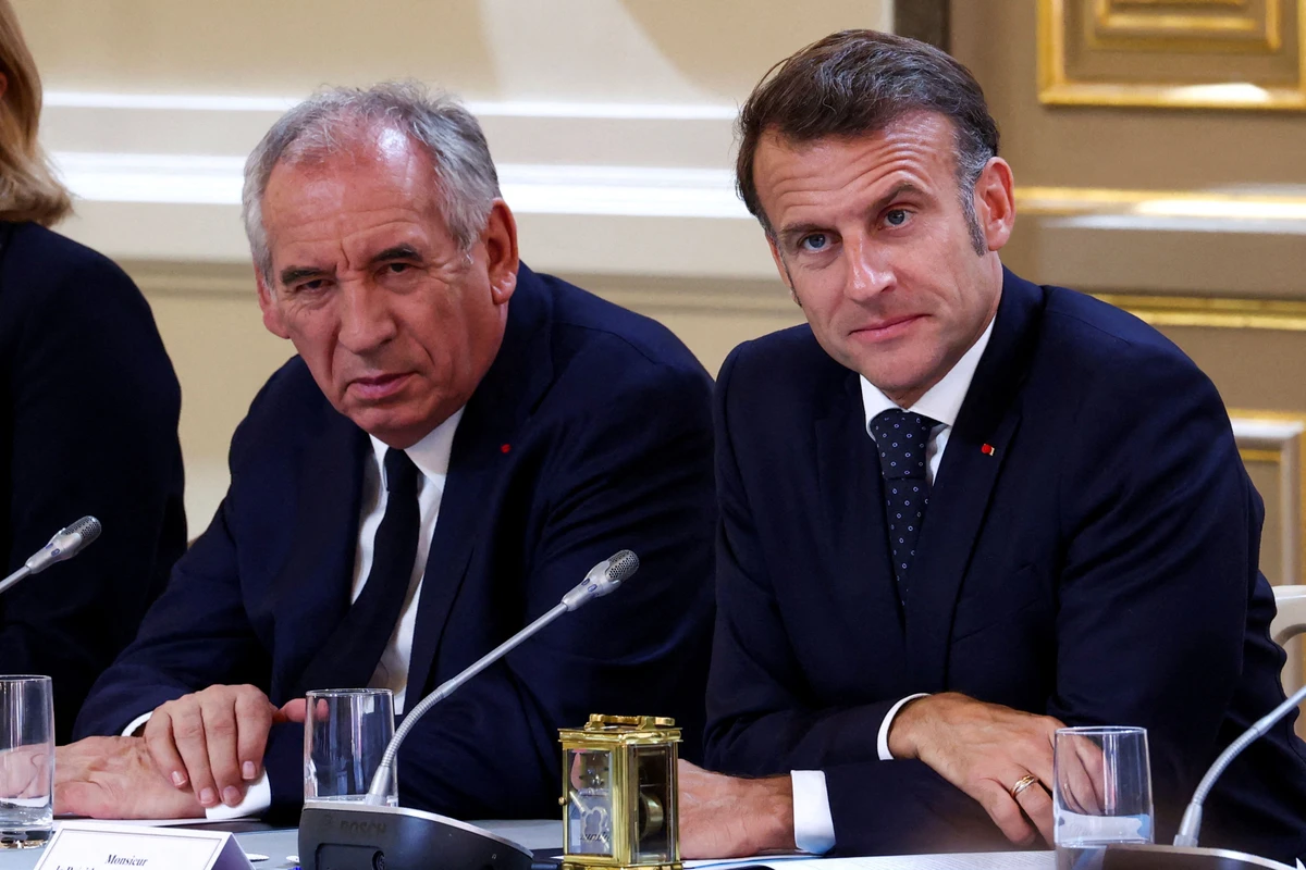 La défiance à l'égard de Macron et de Bayrou au plus haut, selon un sondage Paris, France