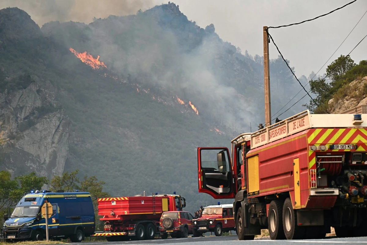 Le sud de la France toujours sur le qui-vive face au plus gros incendie de l'été