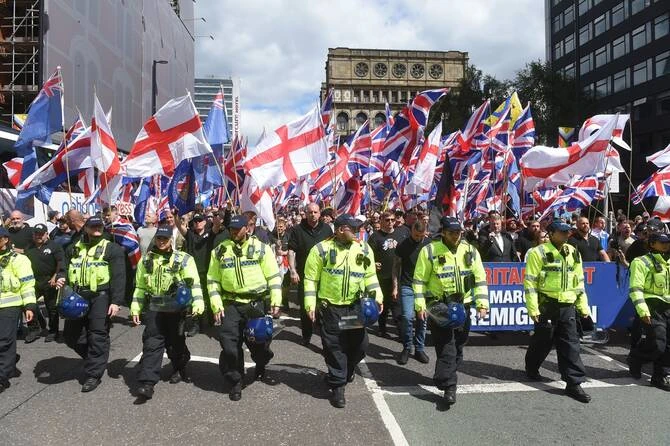 Lever le drapeau : Patriotisme ou quelque chose de plus sinistre?