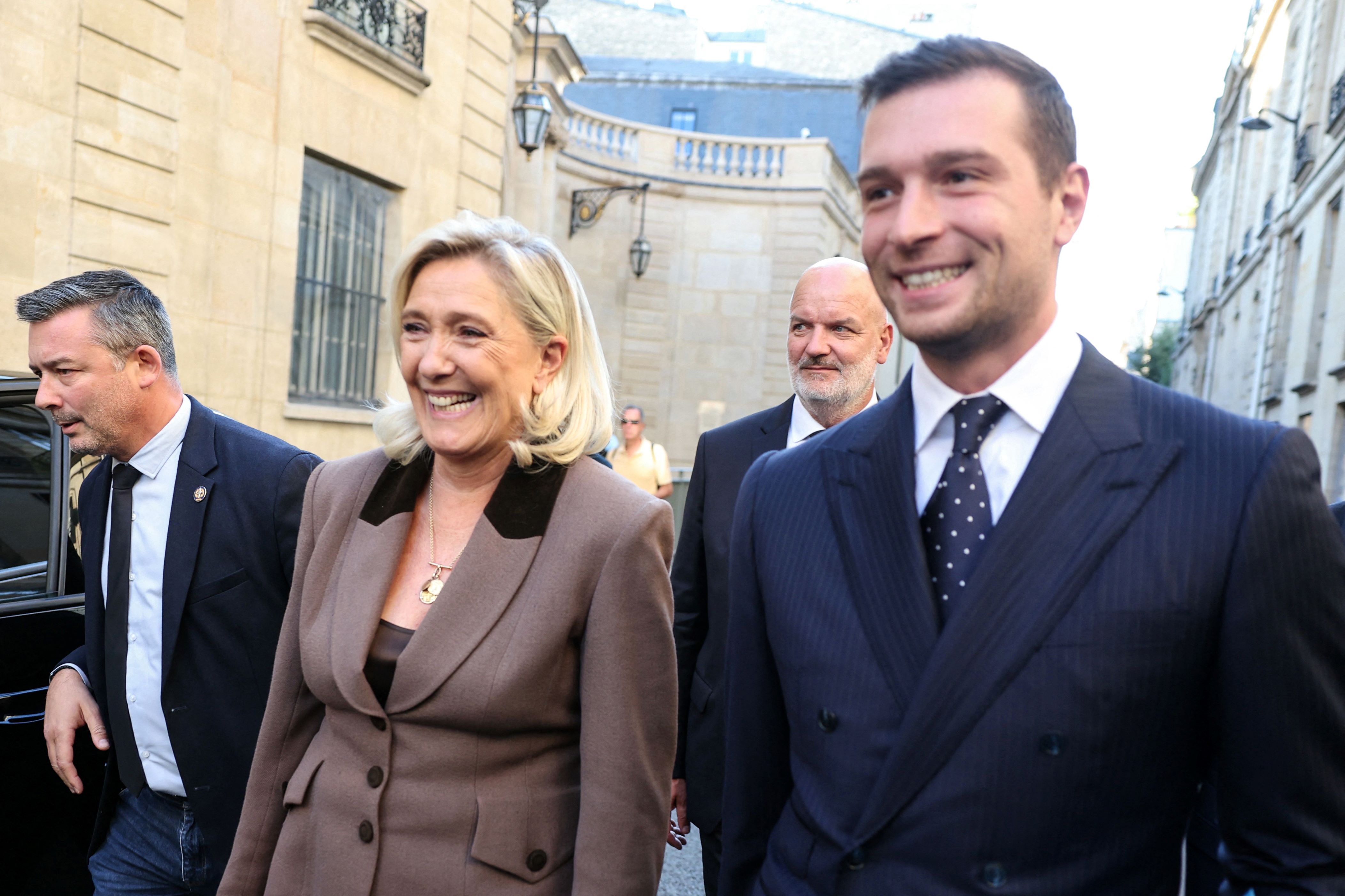 Le RN ne votera pas de censure avant le discours de Lecornu, assure Le Pen