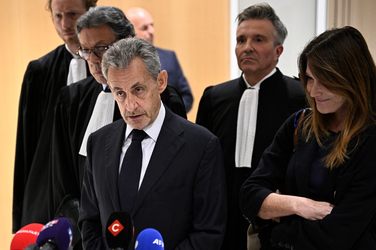 L'ancien président français, Nicolas Sarkozy, a été condamné jeudi à cinq ans de prison ferme pour avoir "laissé ses proches" démarcher la Libye de Mouammar Kadhafi en vue d'obtenir un financement illégal de sa campagne présidentielle victorieuse de 2007, et sera bientôt incarcéré, une première en France. (AFP)