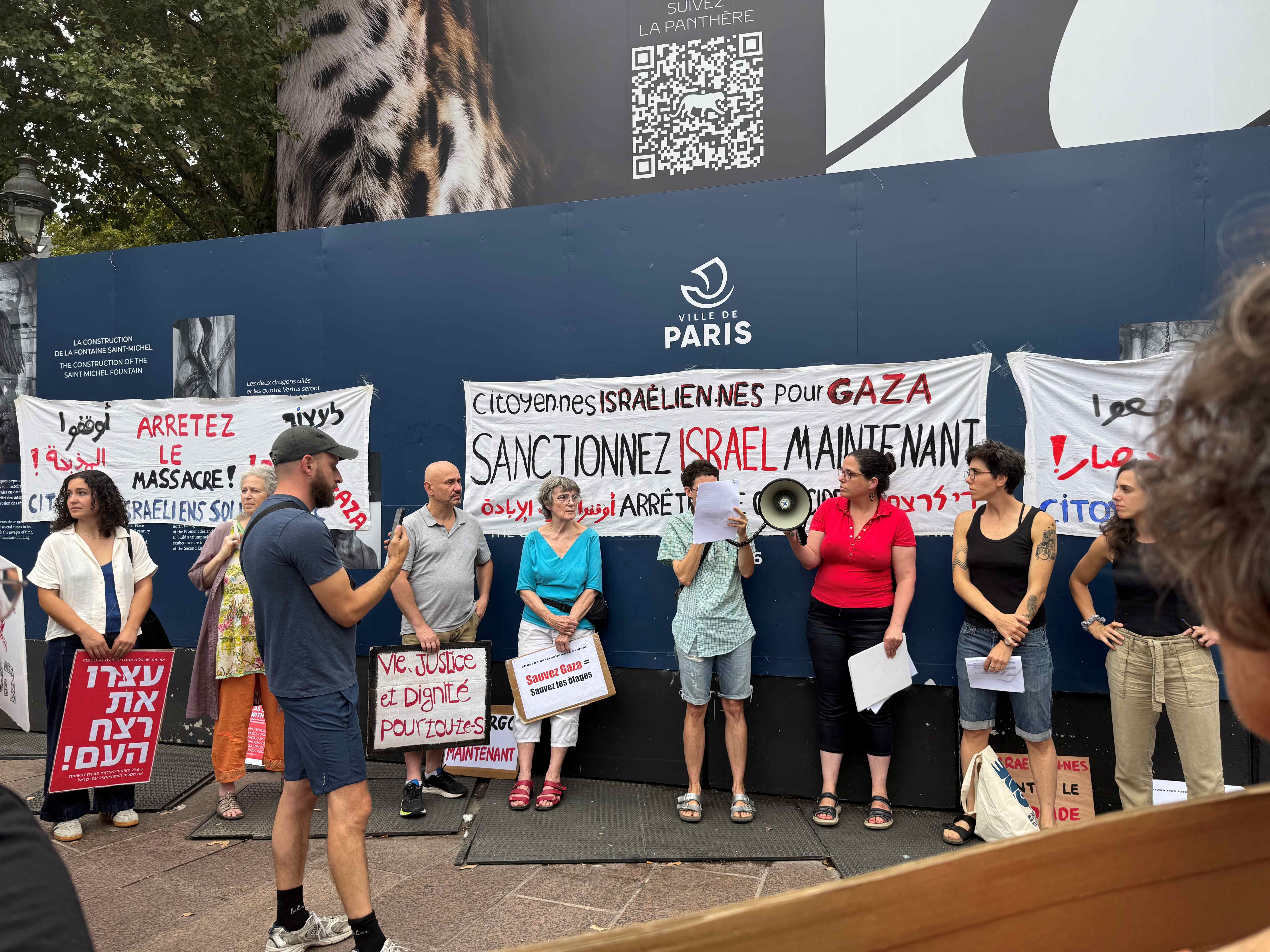 Place Saint Michel, au cœur de Paris, la voix inébranlable de franco-israéliens, pour la Palestine