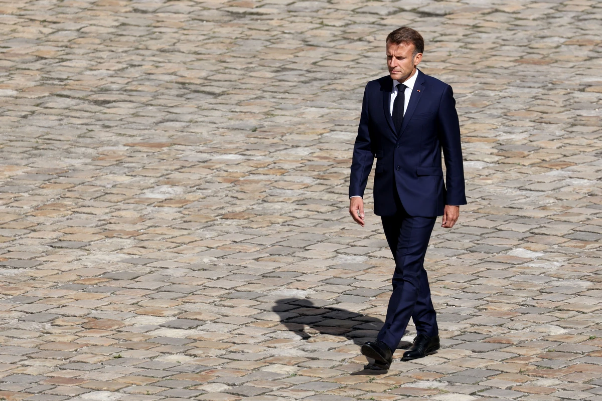 Macron, en quête d'un Premier ministre, remet les mains dans le cambouis national