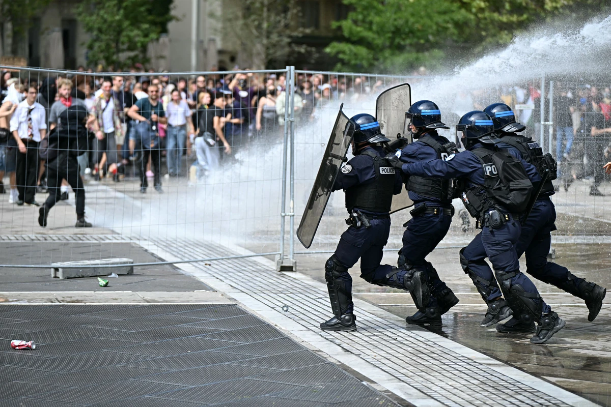 France: le nouveau Premier ministre promet des "ruptures" pour sortir de la crise politique