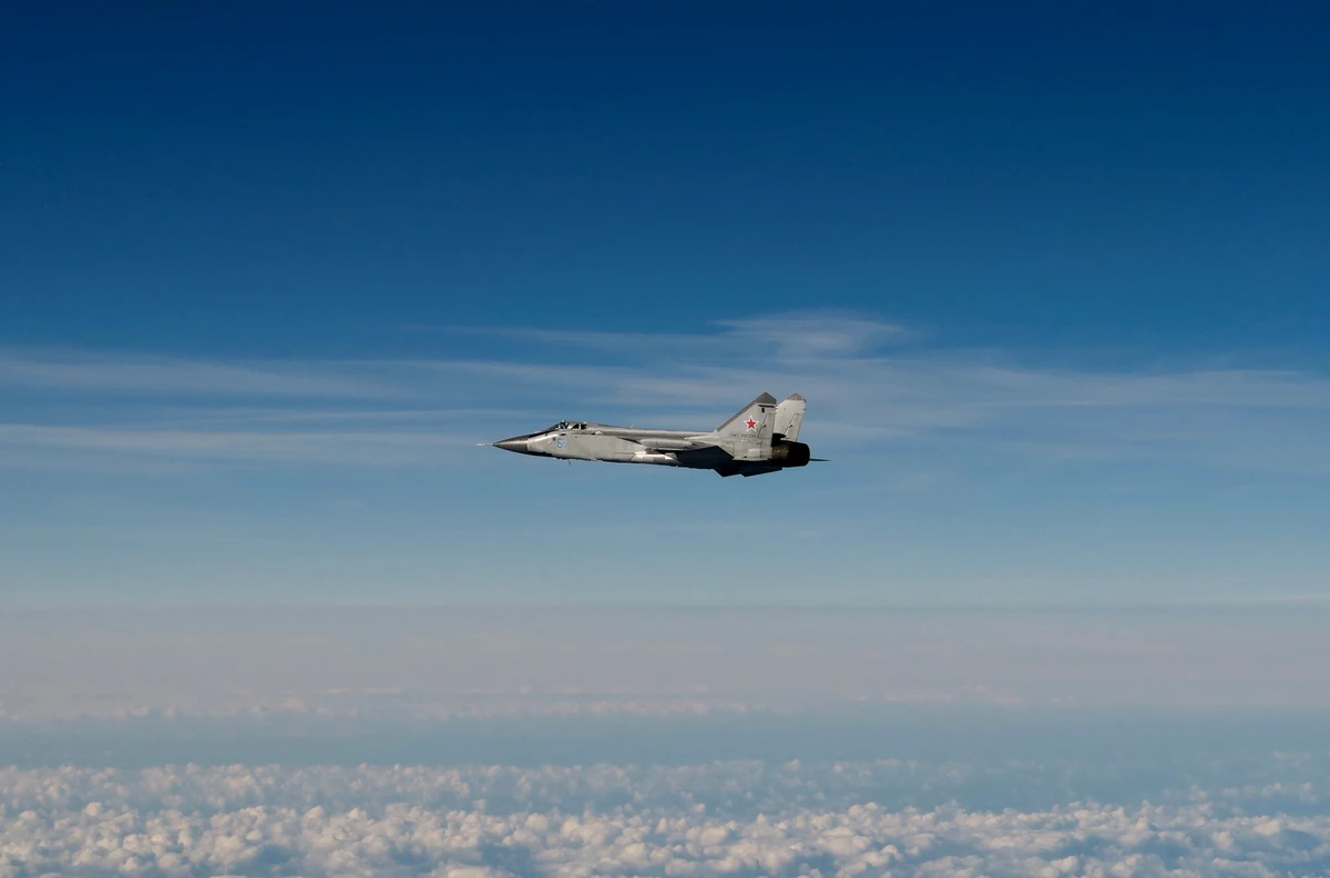 Avions russes dans le ciel estonien: Macron dénonce une "incursion dangereuse et irresponsable"