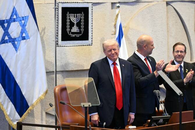 Ovation debout pour le président américain Donald Trump au Parlement israélien