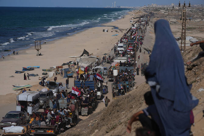 De retour dans une «ville fantôme», des Gazaouis montent des tentes sur les ruines