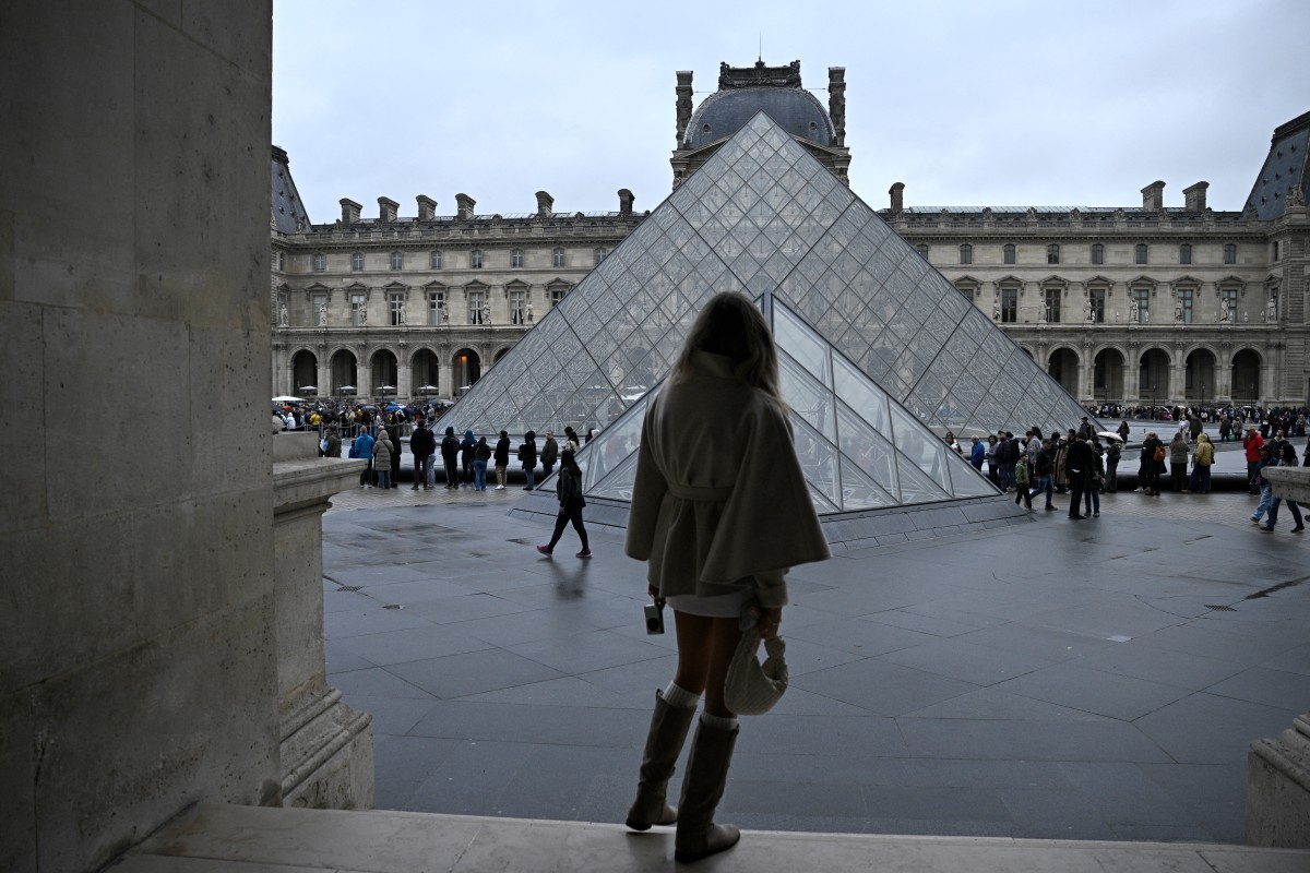 Déception et tristesse des touristes devant le Louvre fermé