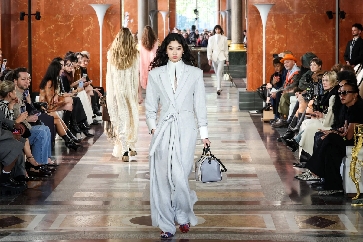 Fashion Week: au Louvre, Louis Vuitton célèbre "l'art de s'habiller pour soi"