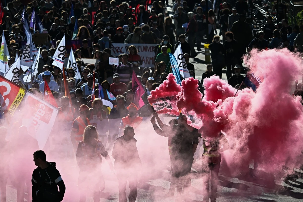 Dernière pression dans la rue des syndicats avant l'annonce d'un budget