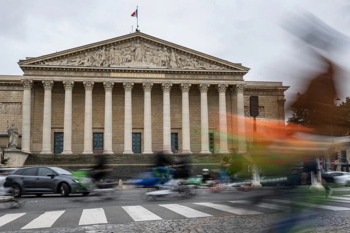 Une partie de la gauche croit à Matignon, LFI demande une dissolution ou la démission de Macron