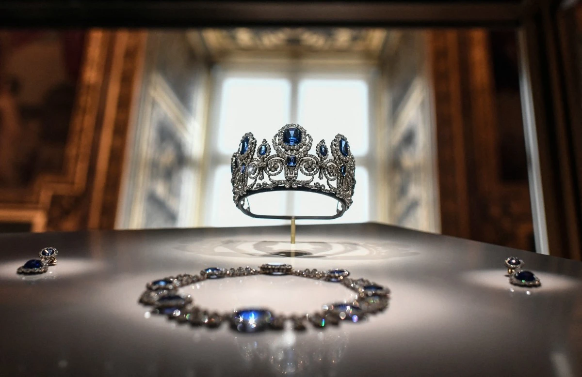 Vol des bijoux du Louvre: la traque est lancée, la sécurité des musées en débat