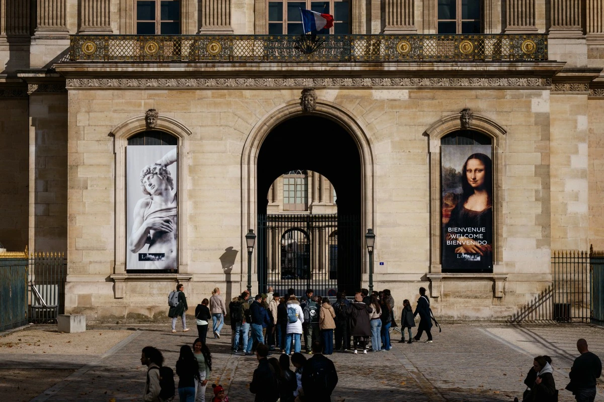 Vol au Louvre: la direction du musée défend la qualité des vitrines fracturées