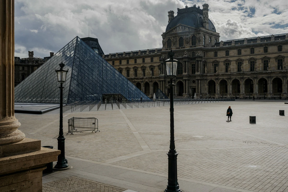 France: la patronne du musée du Louvre en première ligne après le vol des joyaux