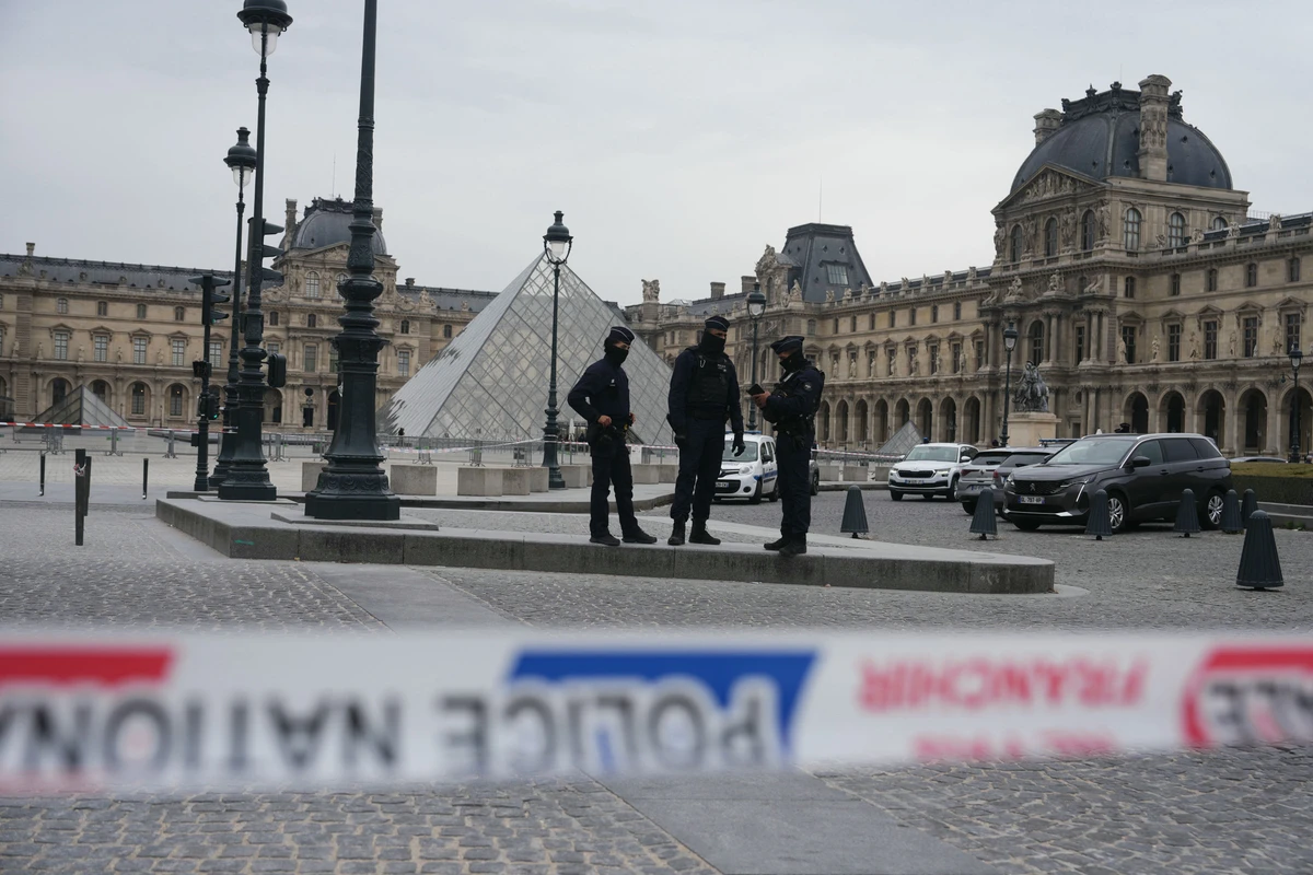 Vol de bijoux au Louvre: les cambrioleurs traqués, le musée sous pression