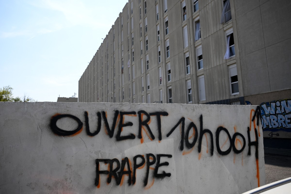 Macron fustige les «bourgeois des centres-villes» qui financent «parfois» le narcotrafic