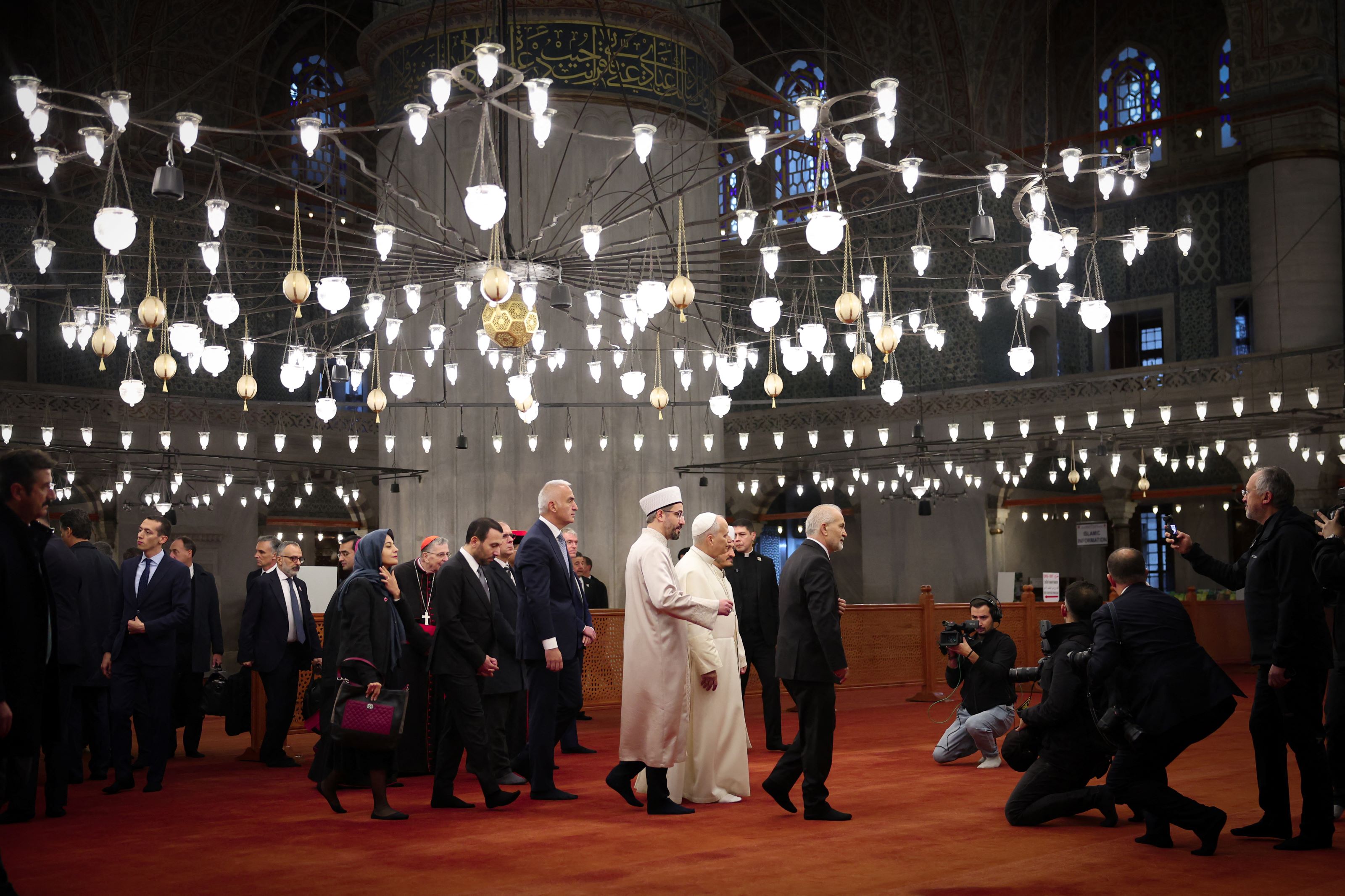 En Turquie, le pape Léon XIV visite la Mosquée bleue d'Istanbul