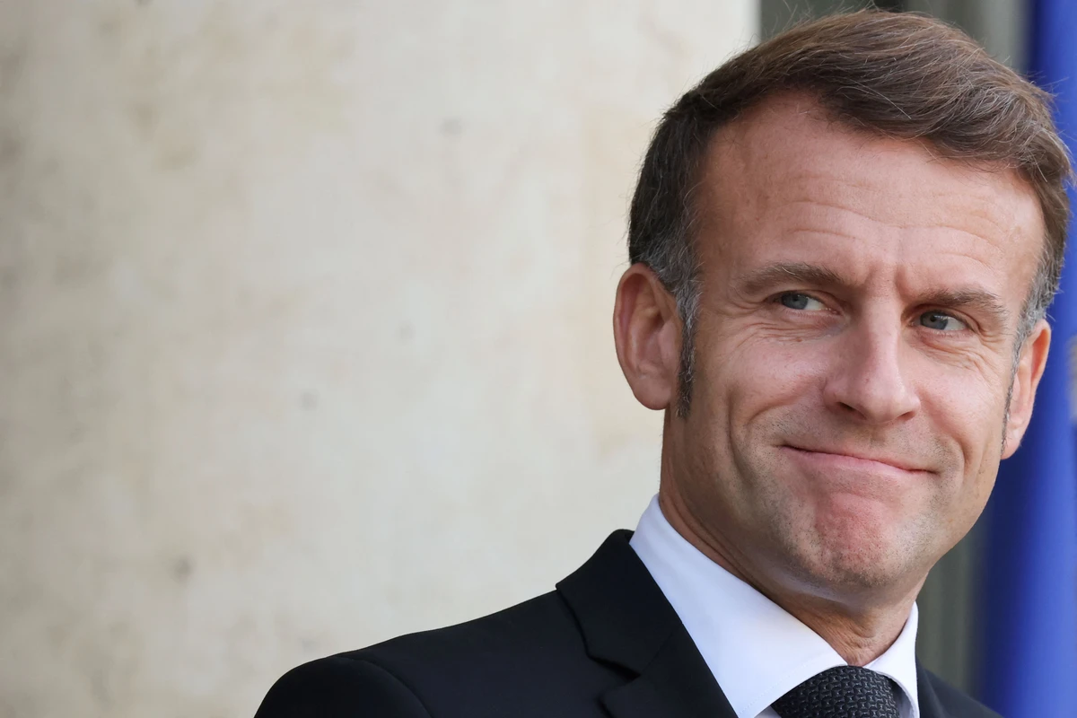 Macron de retour sur le terrain mardi avec un débat sur les jeunes et l'internet