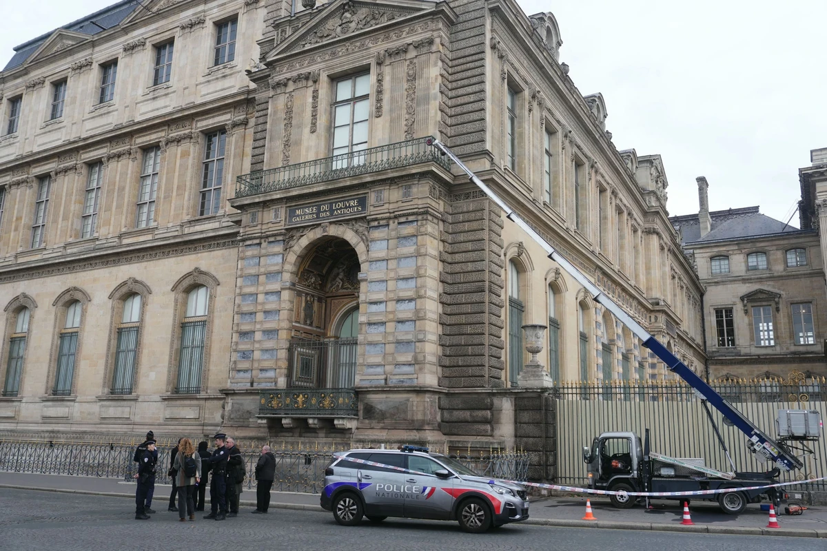 Casse du Louvre: le 4e membre du commando présenté à la justice