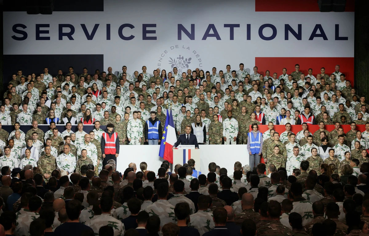 Macron relance le "service national", militaire et volontaire