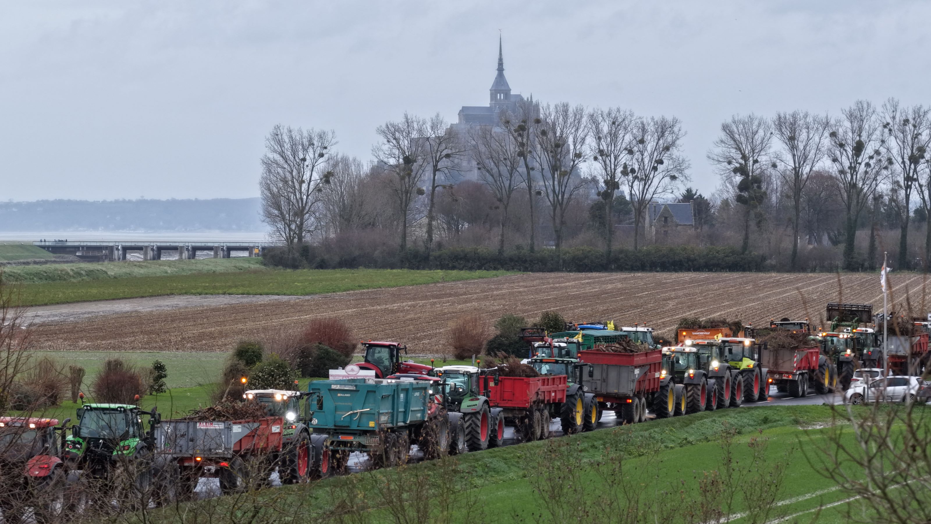 Colère agricole en France: Macron reçoit les syndicats, des blocages persistent