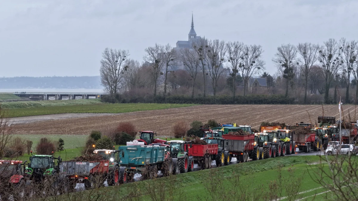 Colère agricole en France: Macron reçoit les syndicats, des blocages persistent
