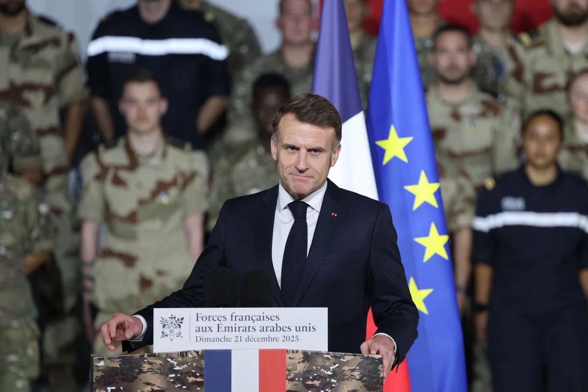 Macron donne le coup d'envoi du futur porte-avions lors du Noël avec les troupes