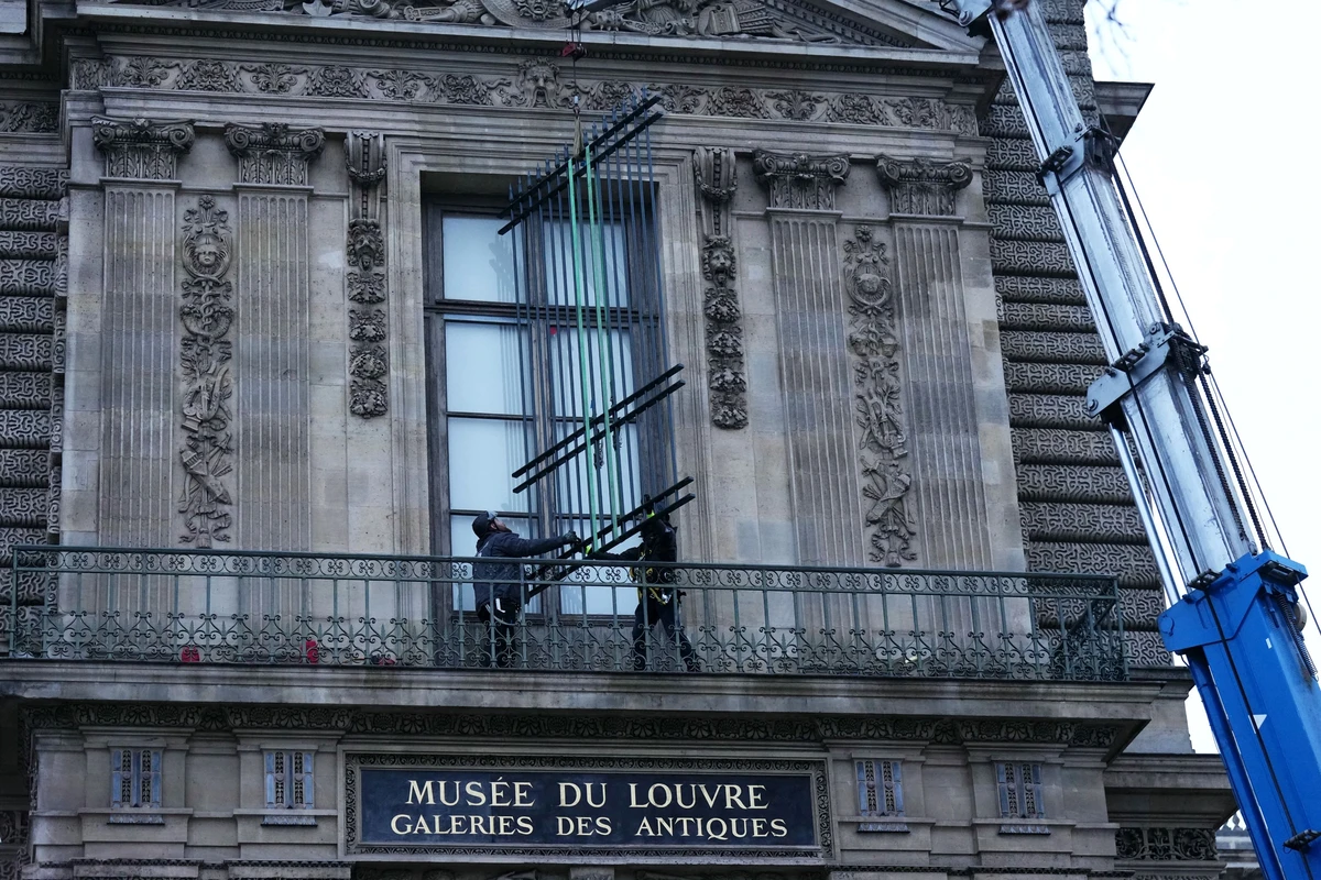 Vol au Louvre: une grille de protection installée sur la fenêtre empruntée par les cambrioleurs