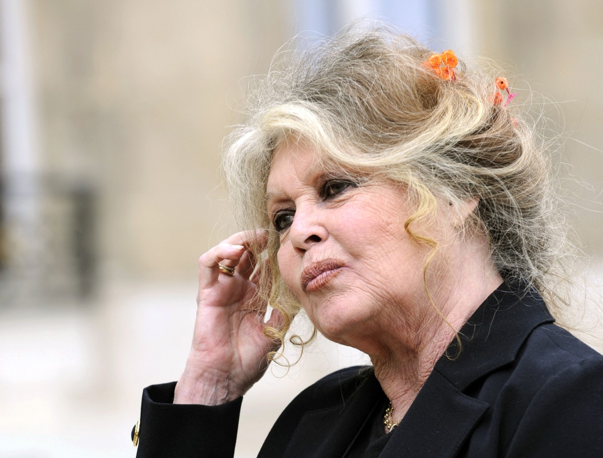 Silence dehors, agitation dedans: Saint-Tropez se prépare pour les funérailles de BB
