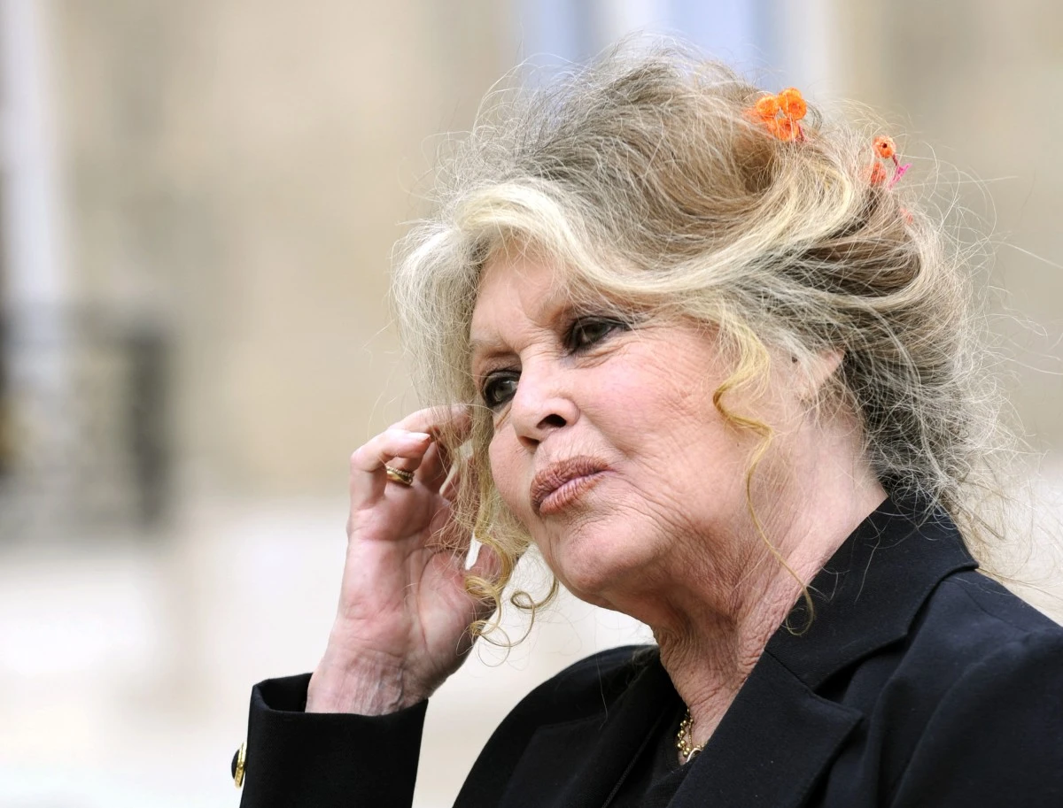 Silence dehors, agitation dedans: Saint-Tropez se prépare pour les funérailles de BB