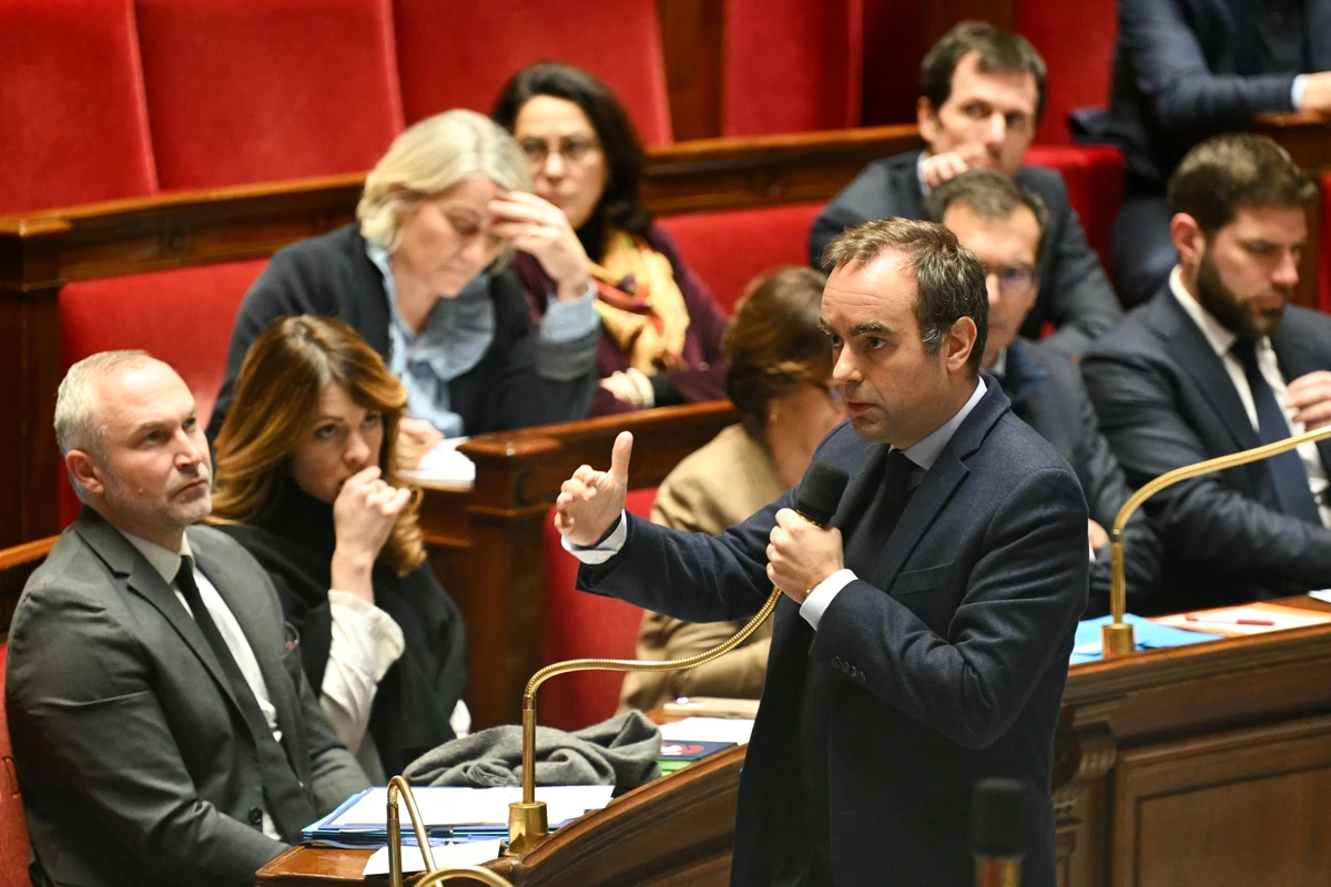 Budget: l'exécutif agite le spectre de législatives anticipées en mars