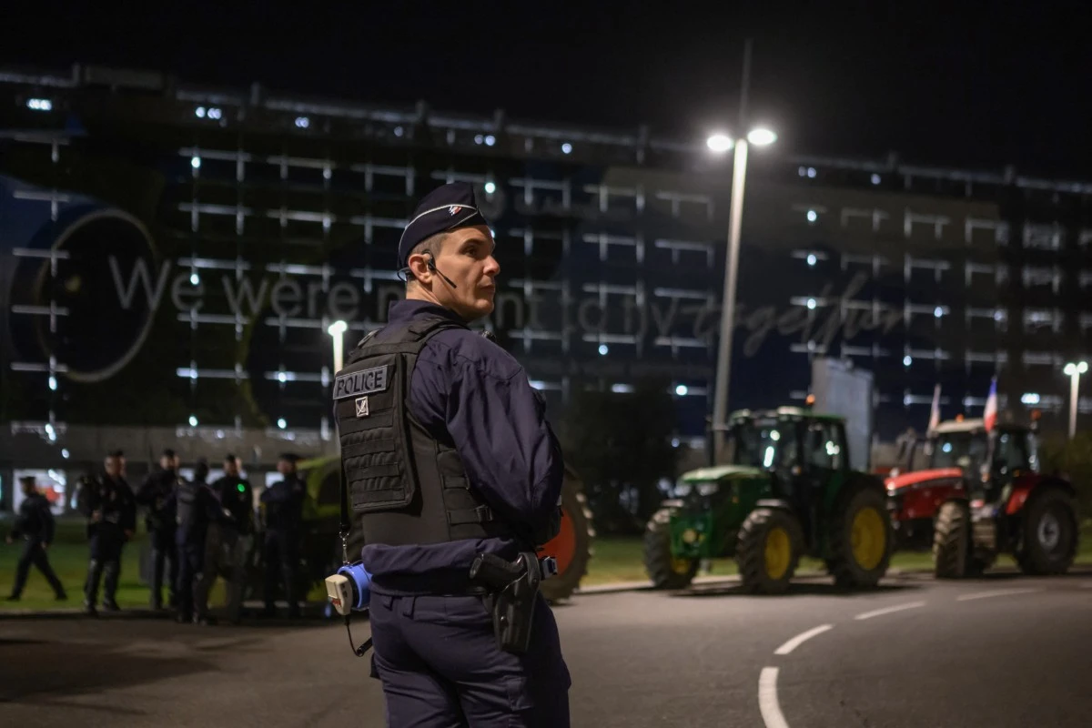 Les tracteurs de la FNSEA quittent l'Assemblée, après 24 heures de mobilisation à Paris