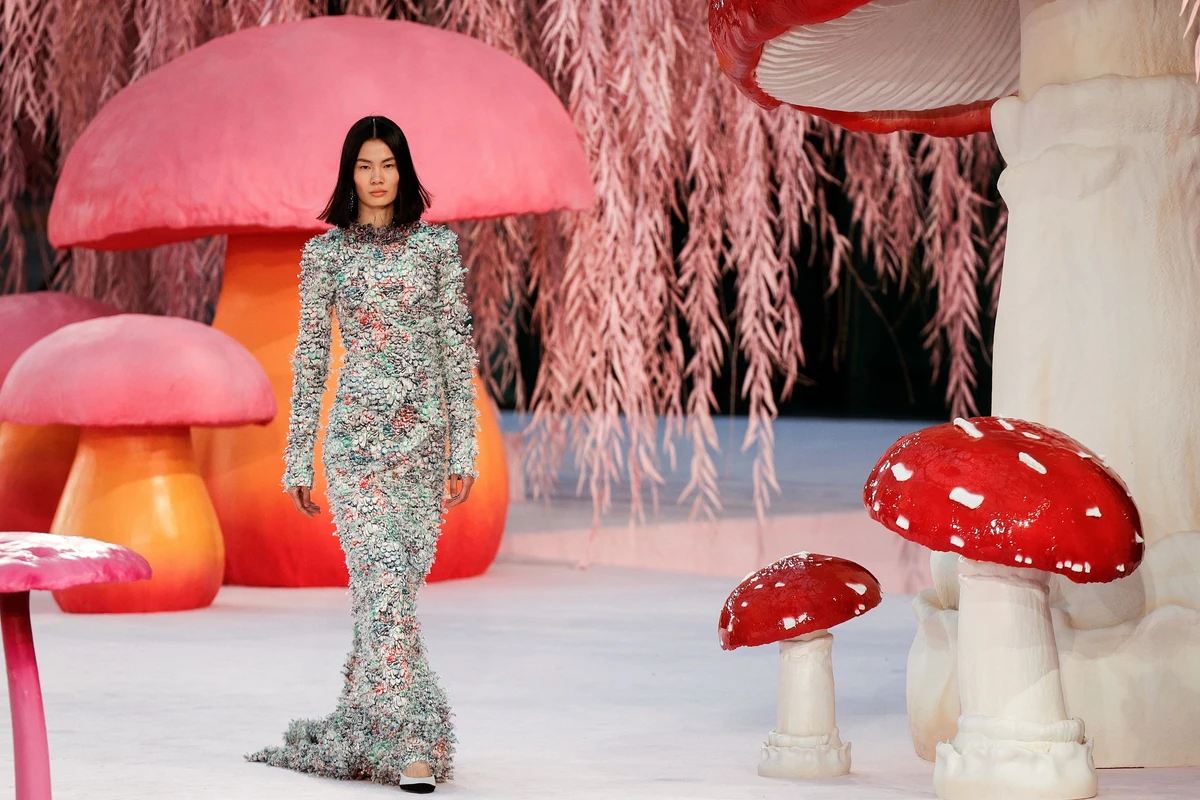 Haute couture: ode à la nature pour les premiers pas de Matthieu Blazy chez Chanel