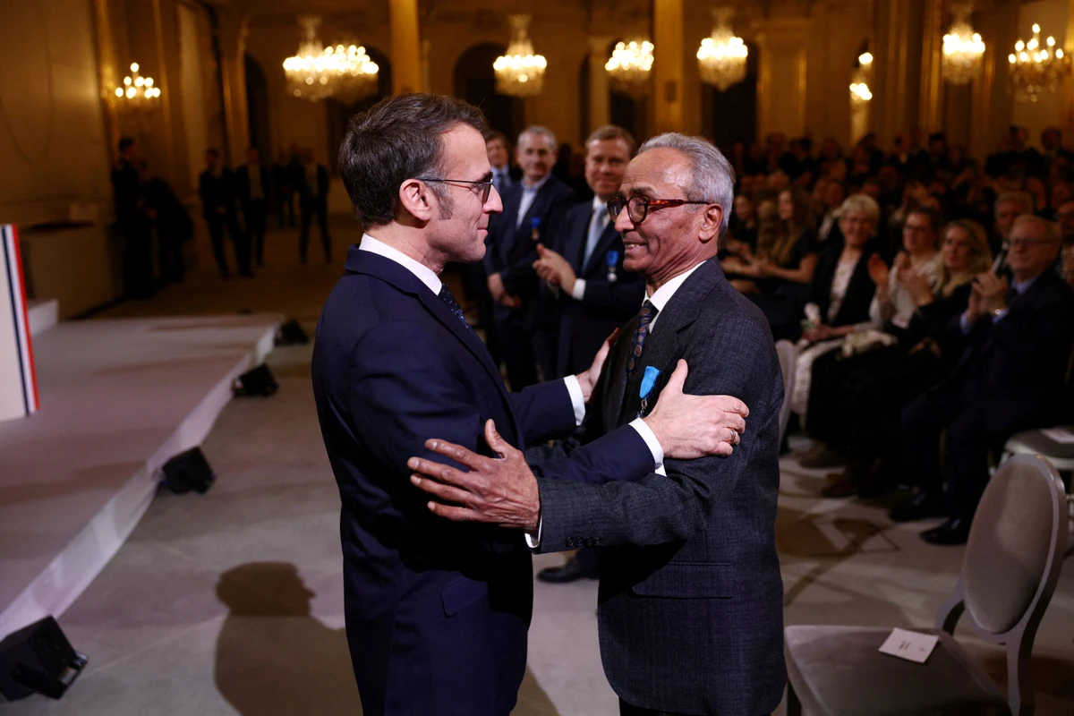 Le dernier vendeur de journaux à la criée de Paris fait "chevalier" par Macron