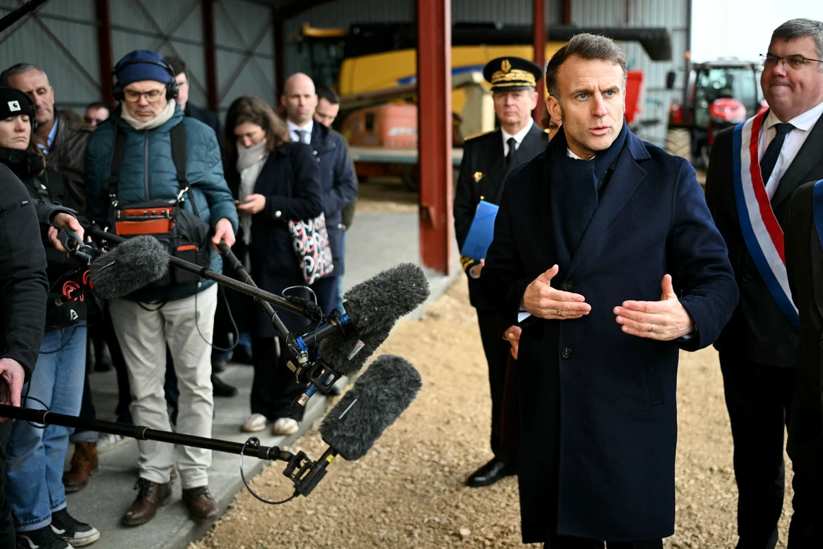 Macron face à des lycéens: les réseaux sociaux et l'Elysée, ça "mange beaucoup de temps"