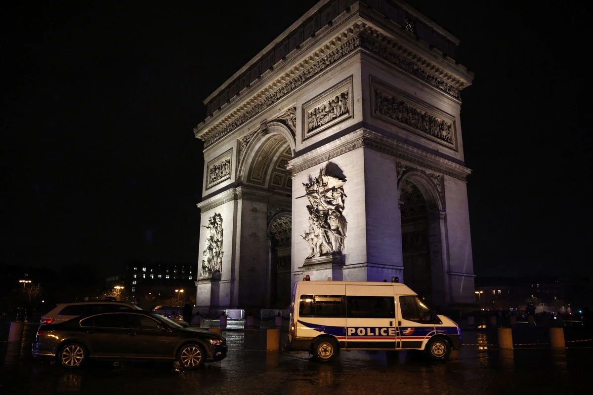 Attaque au couteau sous l'Arc de Triomphe à Paris: le parquet antiterroriste saisi, l'assaillant décédé