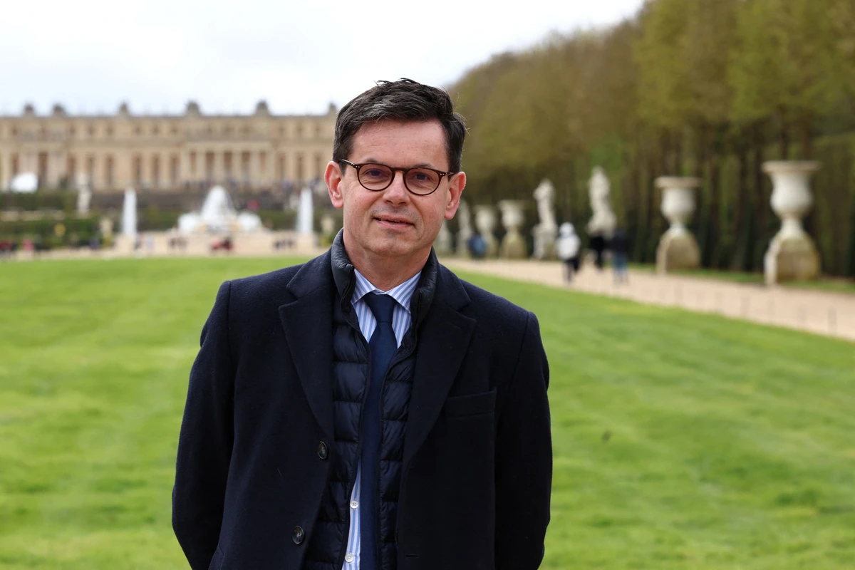 Le président du Château de Versailles nommé à la tête du Louvre en crise
