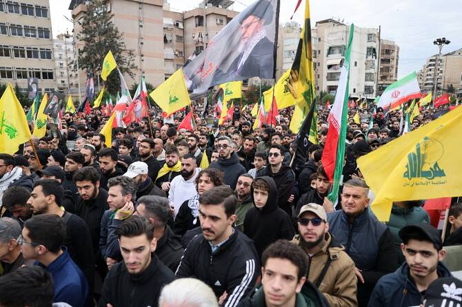 Liban: le gouvernement interdit les activités militaires du Hezbollah, exige qu'il remette ses armes
