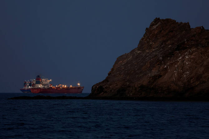 Trois navires touchés, le détroit d'Ormuz au centre de toutes les attentions
