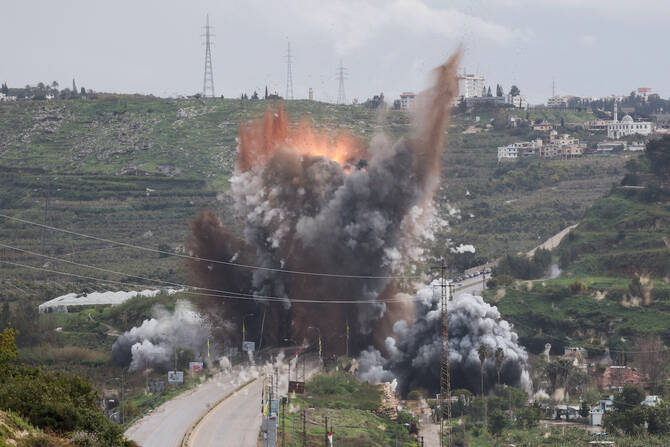 Israël a annoncé dimanche qu'il allait "intensifier" ses opérations terrestres au Liban et étendre son "contrôle" sur le terrain, après avoir détruit un pont stratégique dans le sud du pays. (AFP)