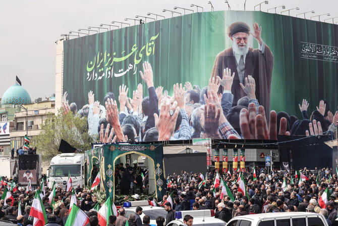 Trump vante un «changement de régime» en Iran, annonce le passage de 20 pétroliers à Ormuz